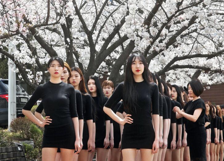 2018年4月，韩国某模特系学生练习走秀
